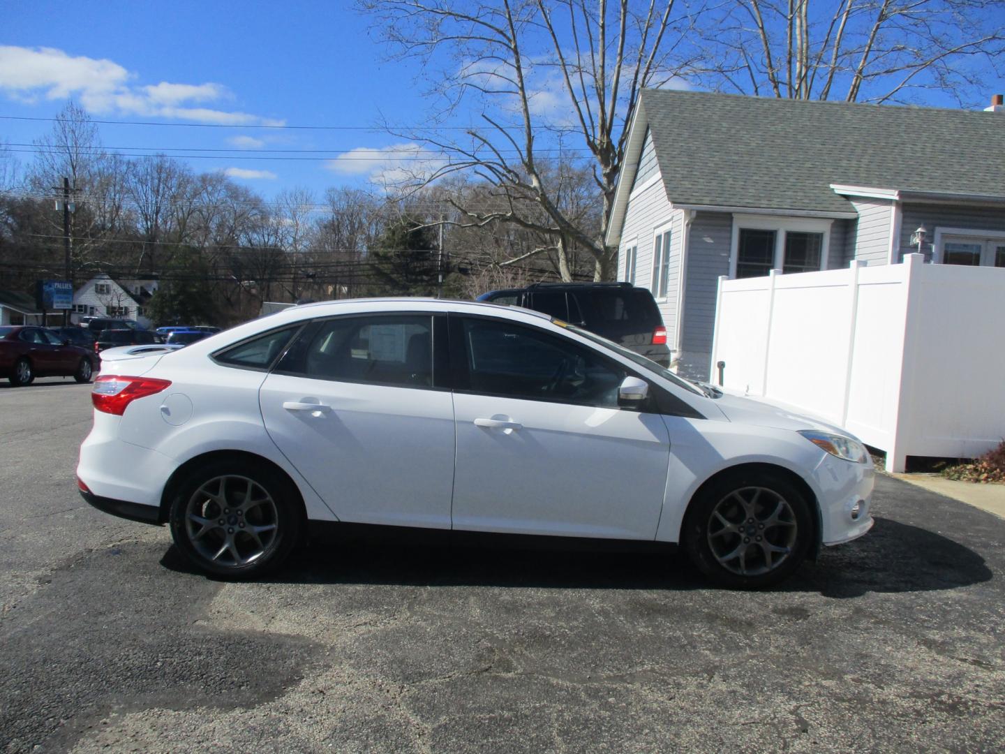 2013 WHITE Ford Focus (1FADP3F29DL) , AUTOMATIC transmission, located at 540a Delsea Drive, Sewell, NJ, 08080, (856) 589-6888, 39.752560, -75.111206 - Photo#9